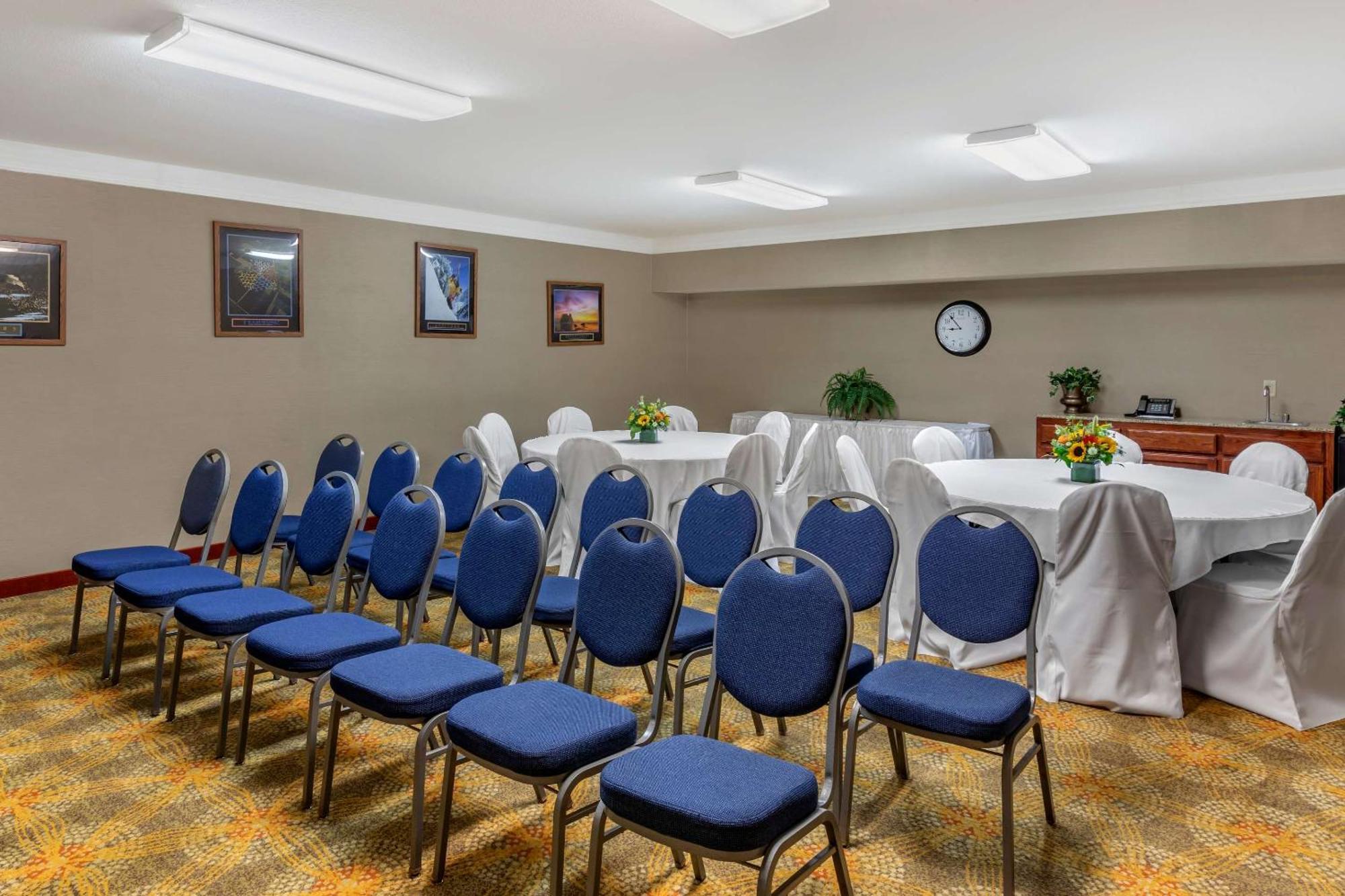 Comfort Suites Visalia - Convention Center Экстерьер фото