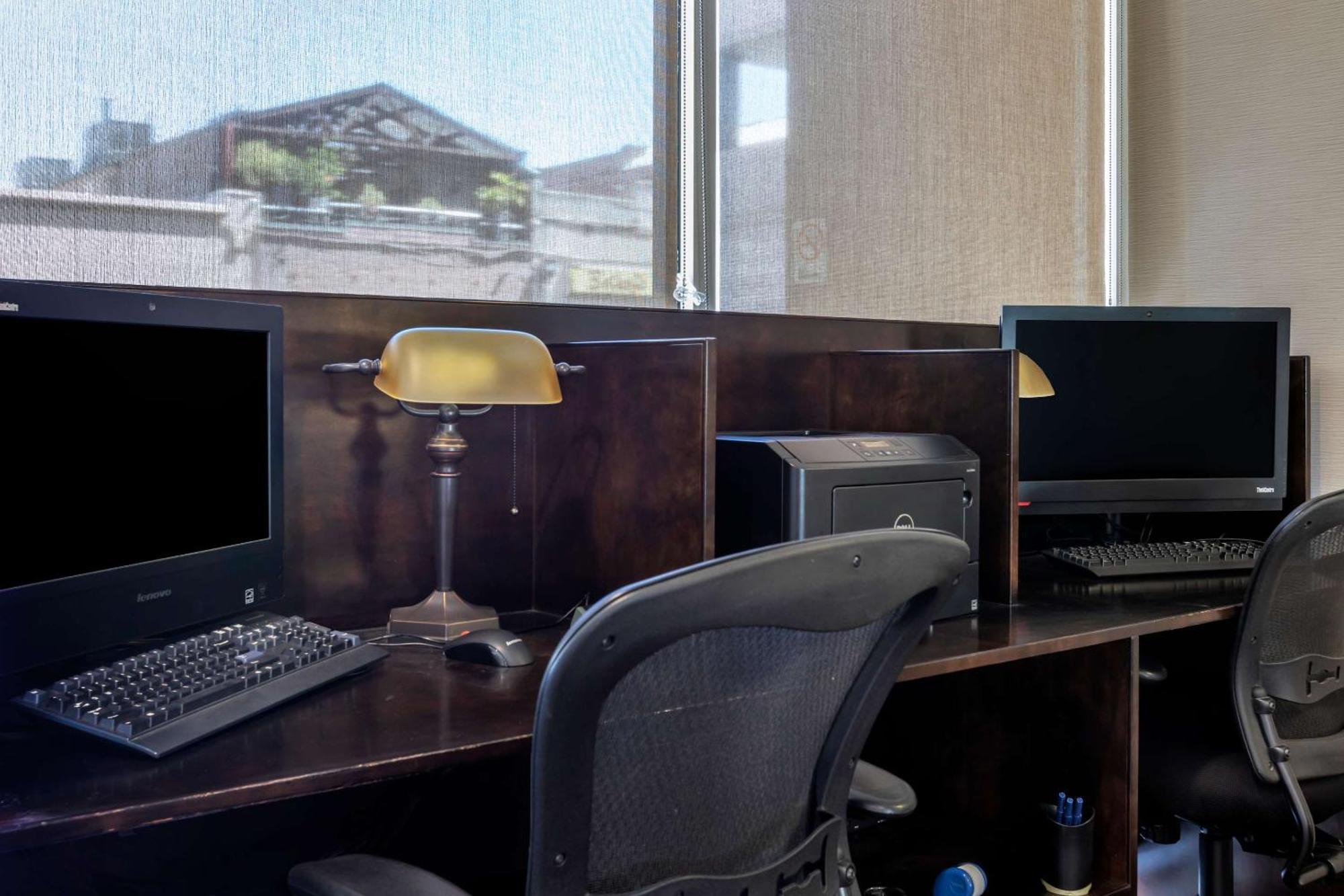 Comfort Suites Visalia - Convention Center Экстерьер фото