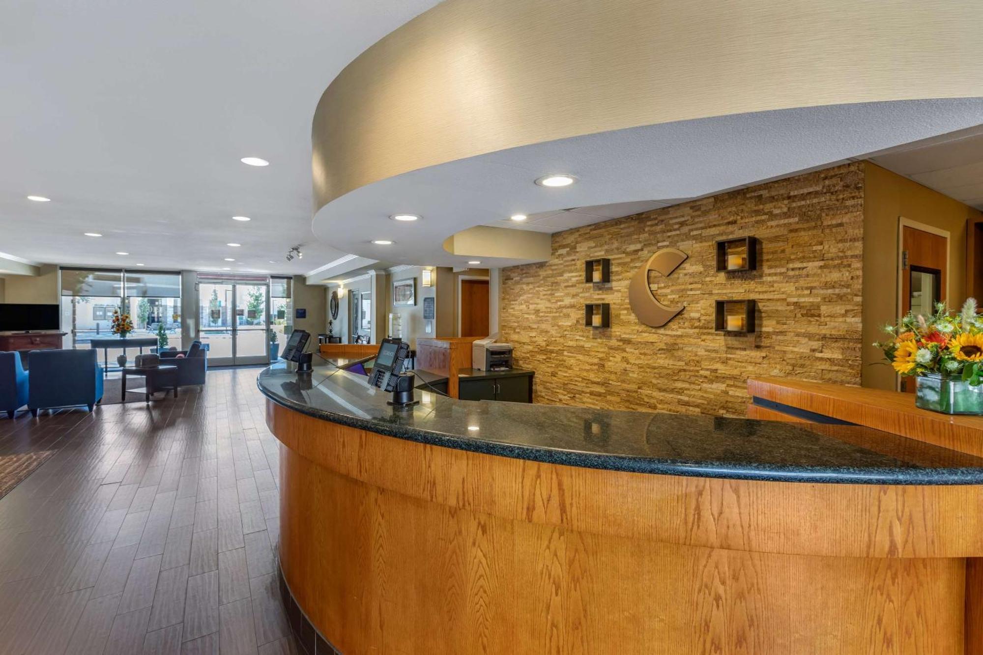 Comfort Suites Visalia - Convention Center Экстерьер фото